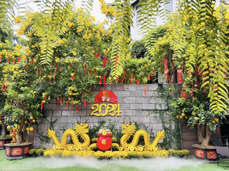 Đàm Vĩnh Hưng đầu tư 2 con rồng cùng biểu tượng hũ tiền được trưng ngay trước căn nhà.
