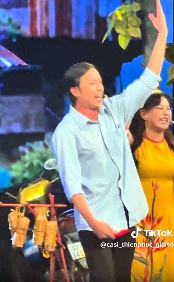 Rộ clip Hoài Linh đi hát lô tô trên một sân khấu âm nhạc thay vì chương trình lớn như trước kia? - ảnh 3