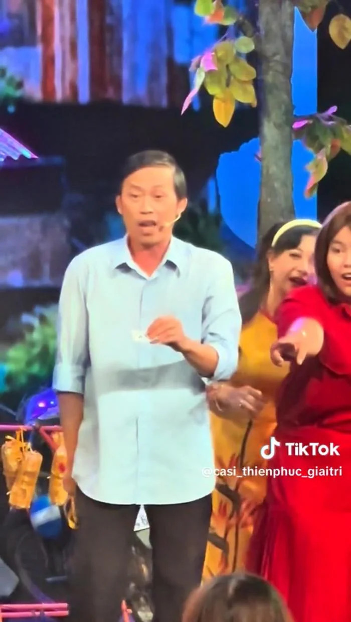 Rộ clip Hoài Linh đi hát lô tô trên một sân khấu âm nhạc thay vì chương trình lớn như trước kia?
