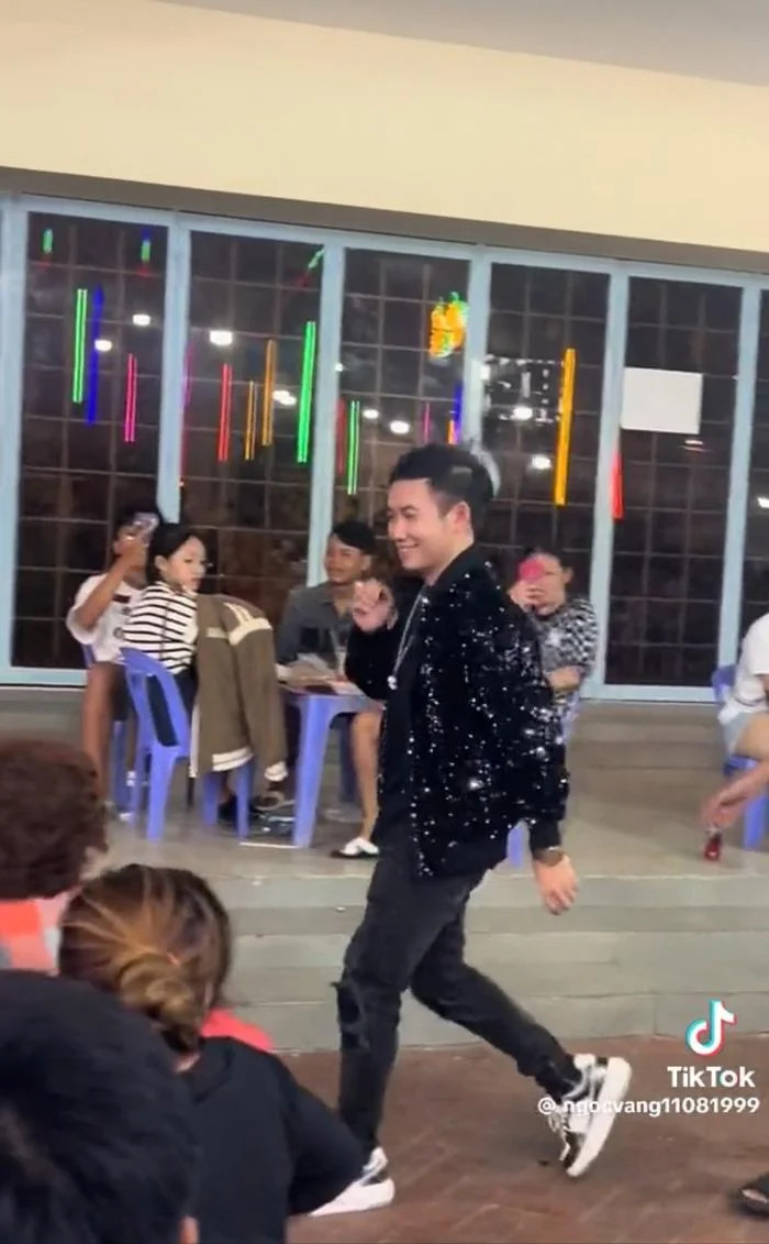 Nam ca sĩ Việt nổi tiếng một thời nay nhận chạy show hội chợ, 'quẩy' hết mình nhưng khán giả “phớt lờ” - ảnh 2