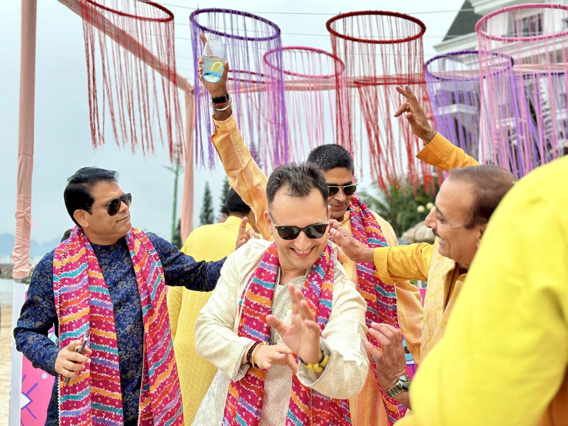 Tỷ phú Ấn Độ tổ chức đám cưới “khủng” tại vịnh Hạ Long: Tiệc 3 ngày 3 đêm, khách mời thuộc giới siêu giàu - ảnh 7