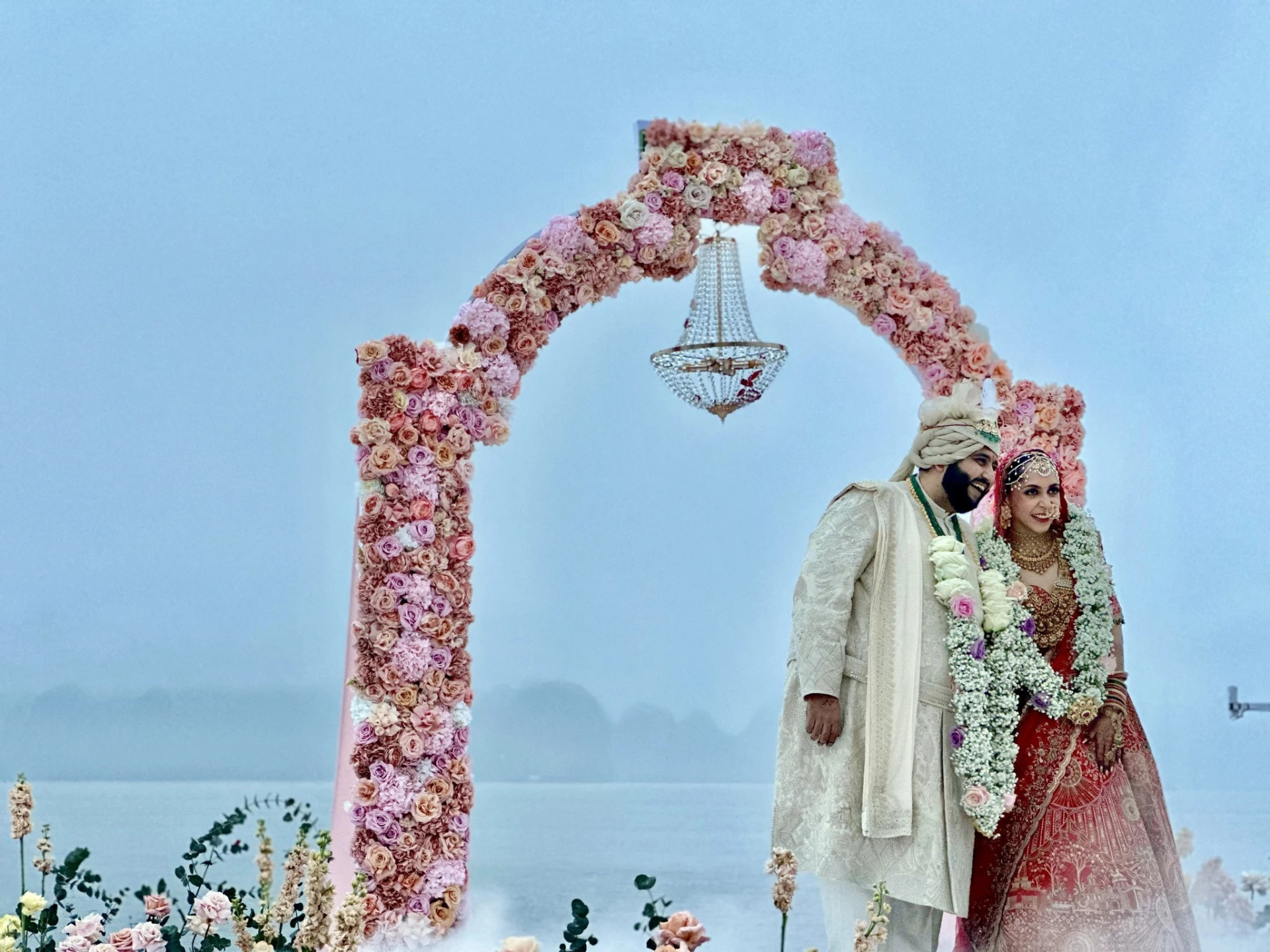 Tiệc cưới lãng mạn của tỉ phú Ấn Độ giữa vịnh Hạ Long