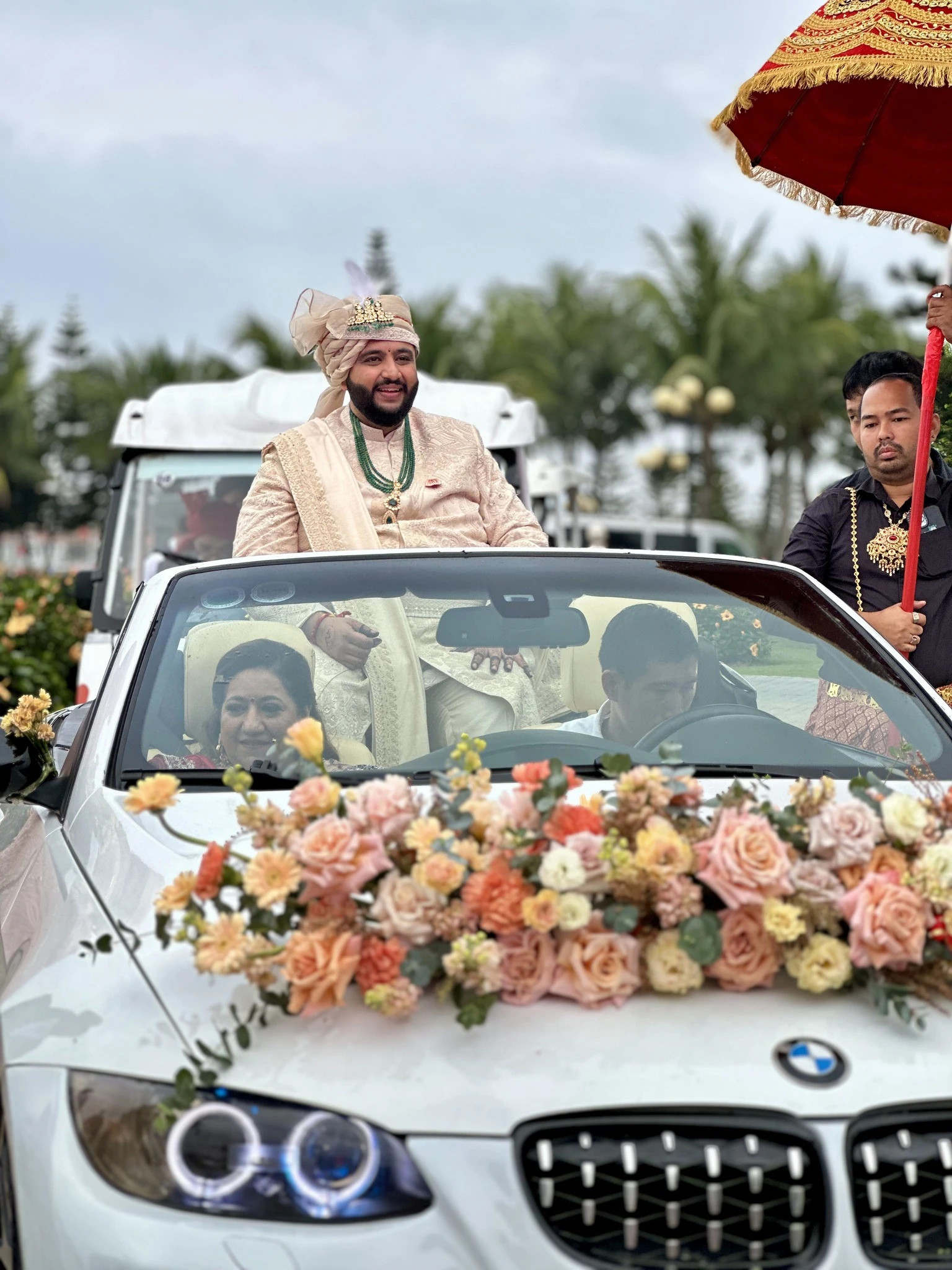 Tỷ phú Vivek Dinodiya trên chiếc xe mui trần đầy hoa tại tiệc cưới