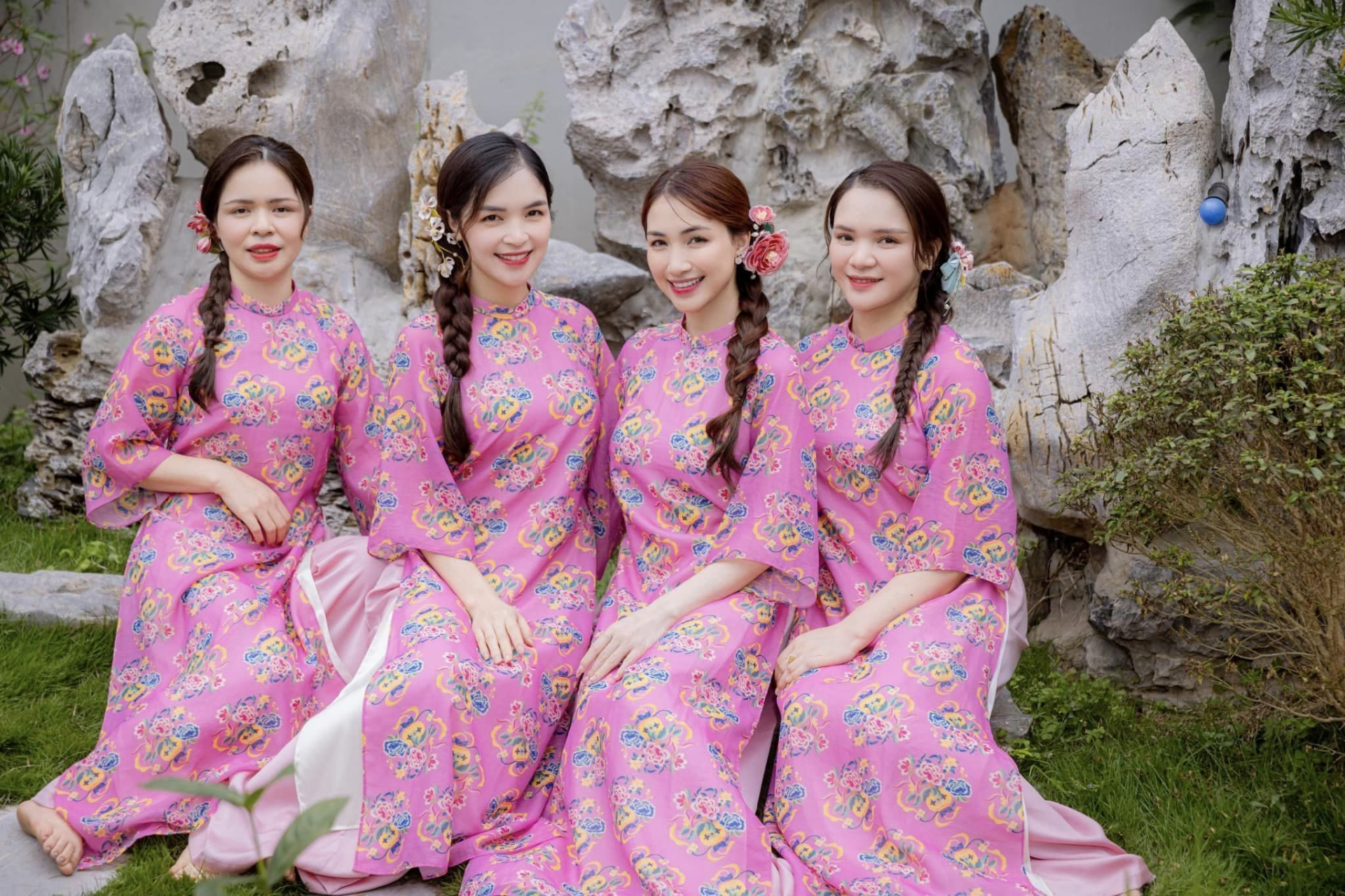 Hội chị em gái nhà Hòa Minzy hội ngộ đầu năm, khoe nhan sắc đỉnh cao một chín một mười.
