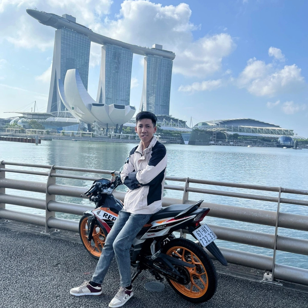 Chàng trai người Việt khiến cộng đồng mạng trầm trồ vì phượt xe máy từ Việt Nam đến Singapore