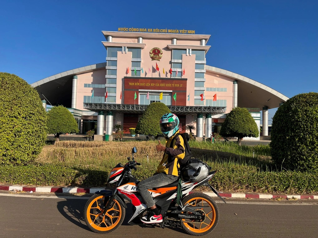 Chàng trai Việt tự lái xe máy 7 ngày 7 đêm gần 3.000km từ Việt Nam sang Singapore - ảnh 2