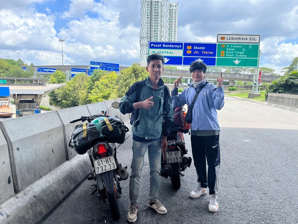 Chàng trai Việt tự lái xe máy 7 ngày 7 đêm gần 3.000km từ Việt Nam sang Singapore - ảnh 3