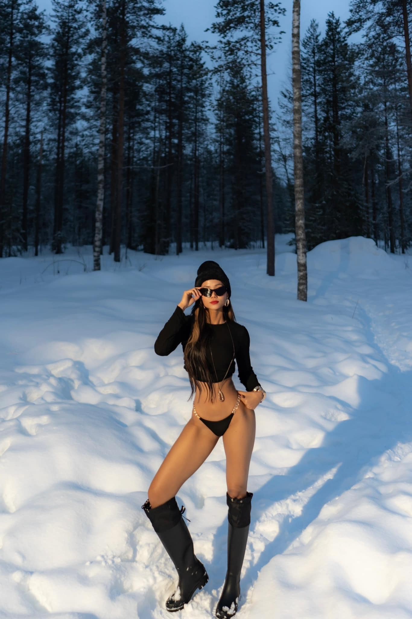H’Hen Niê bất chấp giá lạnh chụp bikini giữa trời tuyết âm độ C.