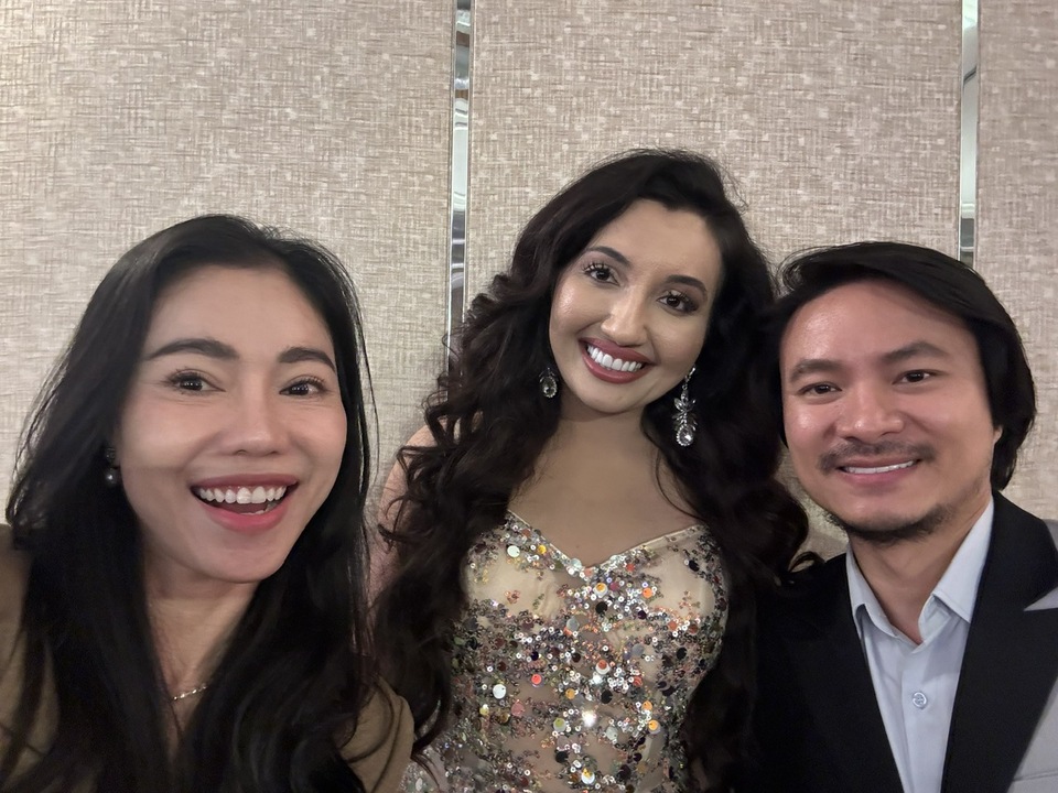 Á hậu 1 Miss World 2021 và vợ chồng CEO Phạm Kim Dung