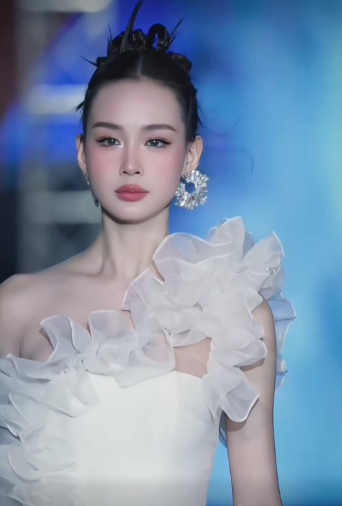 Hoa hậu 1m86 của Việt Nam sải bước sàn catwalk, nhan sắc khí chất được so sánh với ngôi sao hàng đầu Trung Quốc - ảnh 1