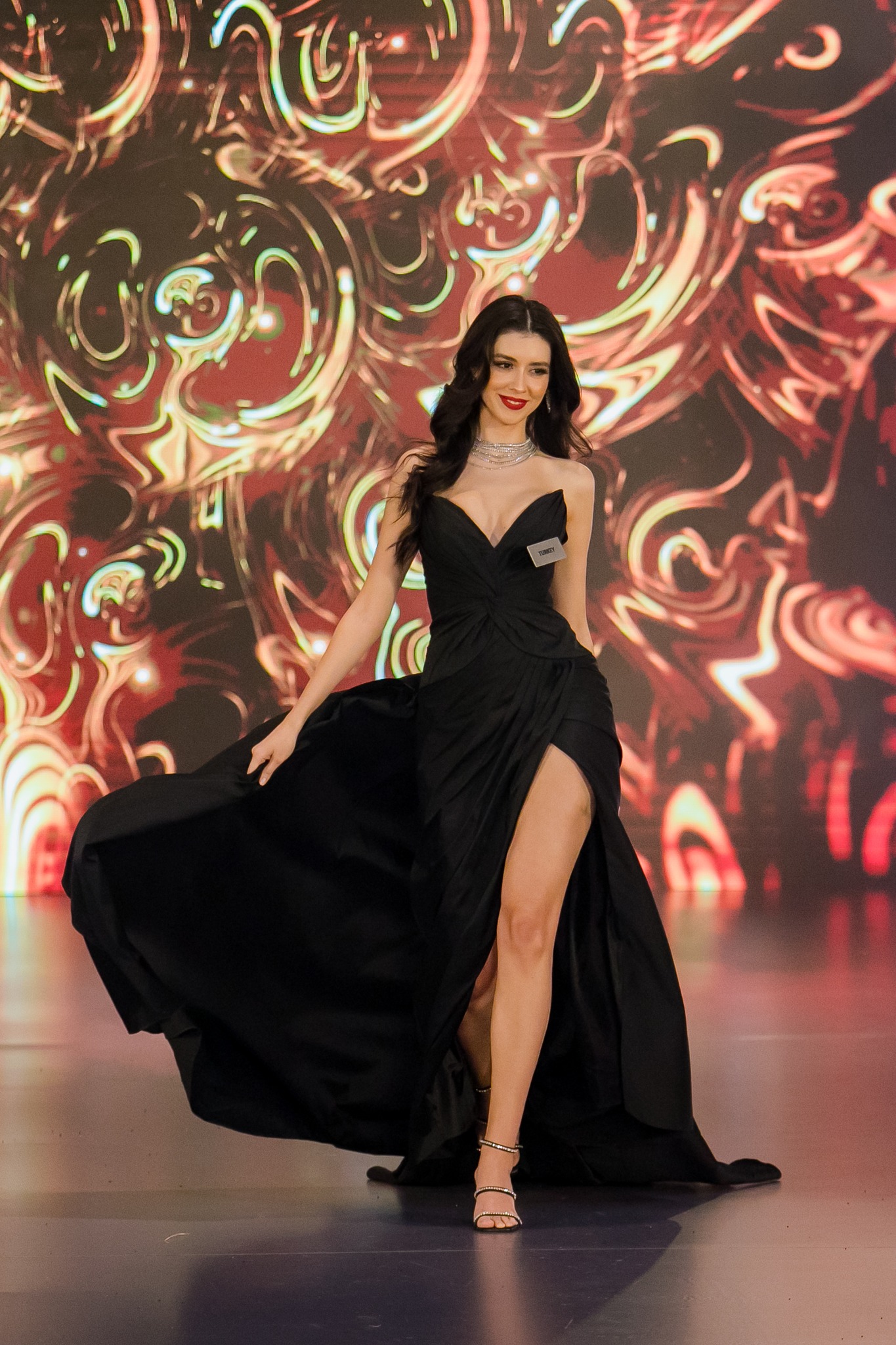 Đại diện Thổ Nhĩ Kỳ được dự đoán có thể đăng quang Miss World lần thứ 71