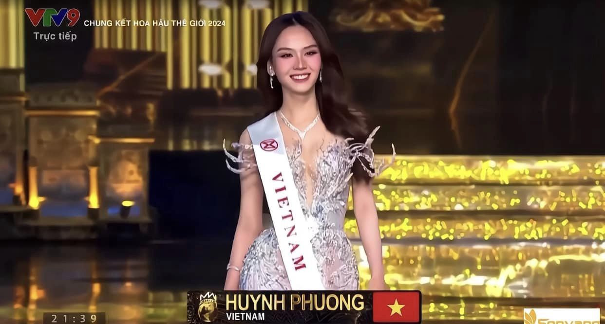 Đại diện Việt Nam Huỳnh Nguyễn Mai Phương rạng rỡ trong phần thi dạ hội
