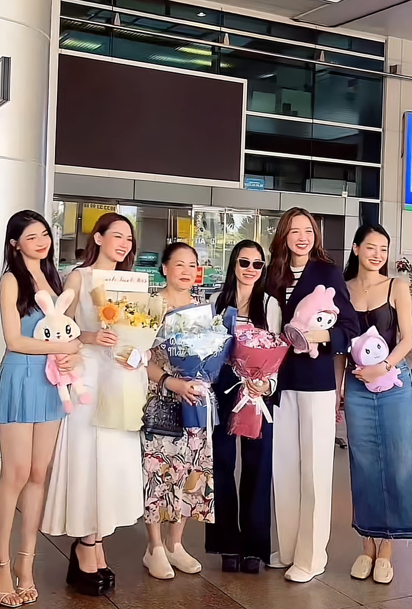 Dàn người đẹp Hoa Á hậu nhà Sen Vàng đến đón Mai Phương về nước
