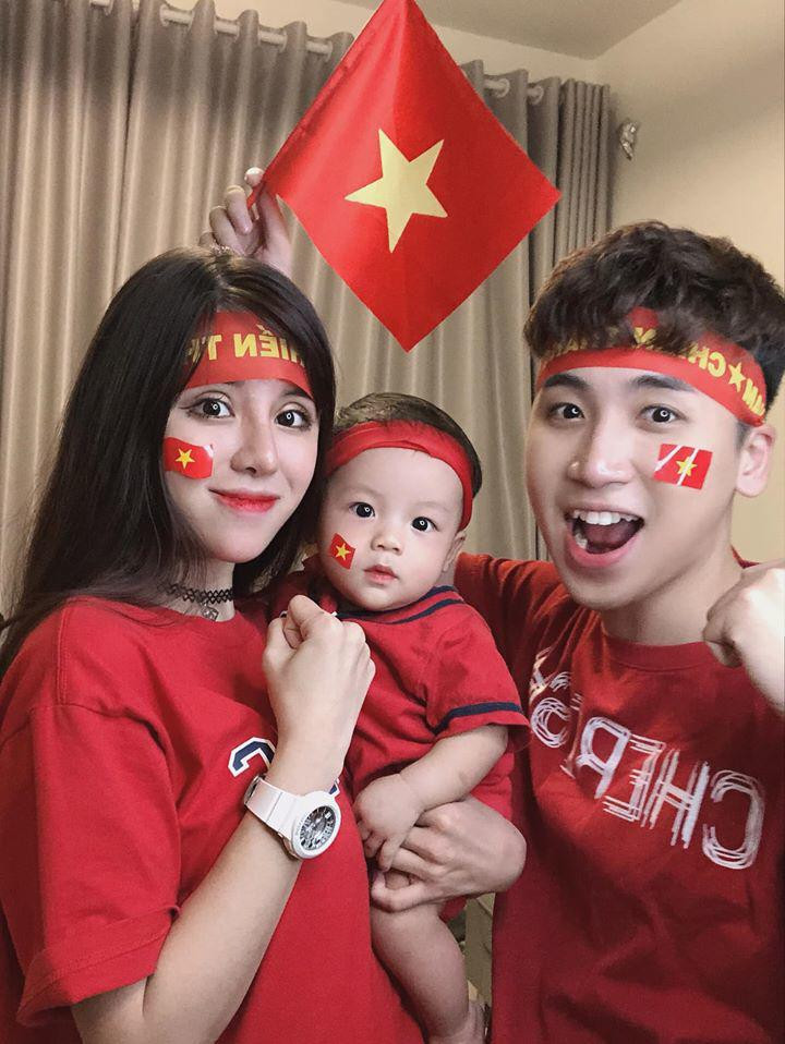 Năm 2018, Huy Cung khiến mọi người bất ngờ khi kết hôn ở tuổi 23 với bạn gái Mỹ Linh. Cả hai có với nhau một cậu con trai kháu khỉnh.