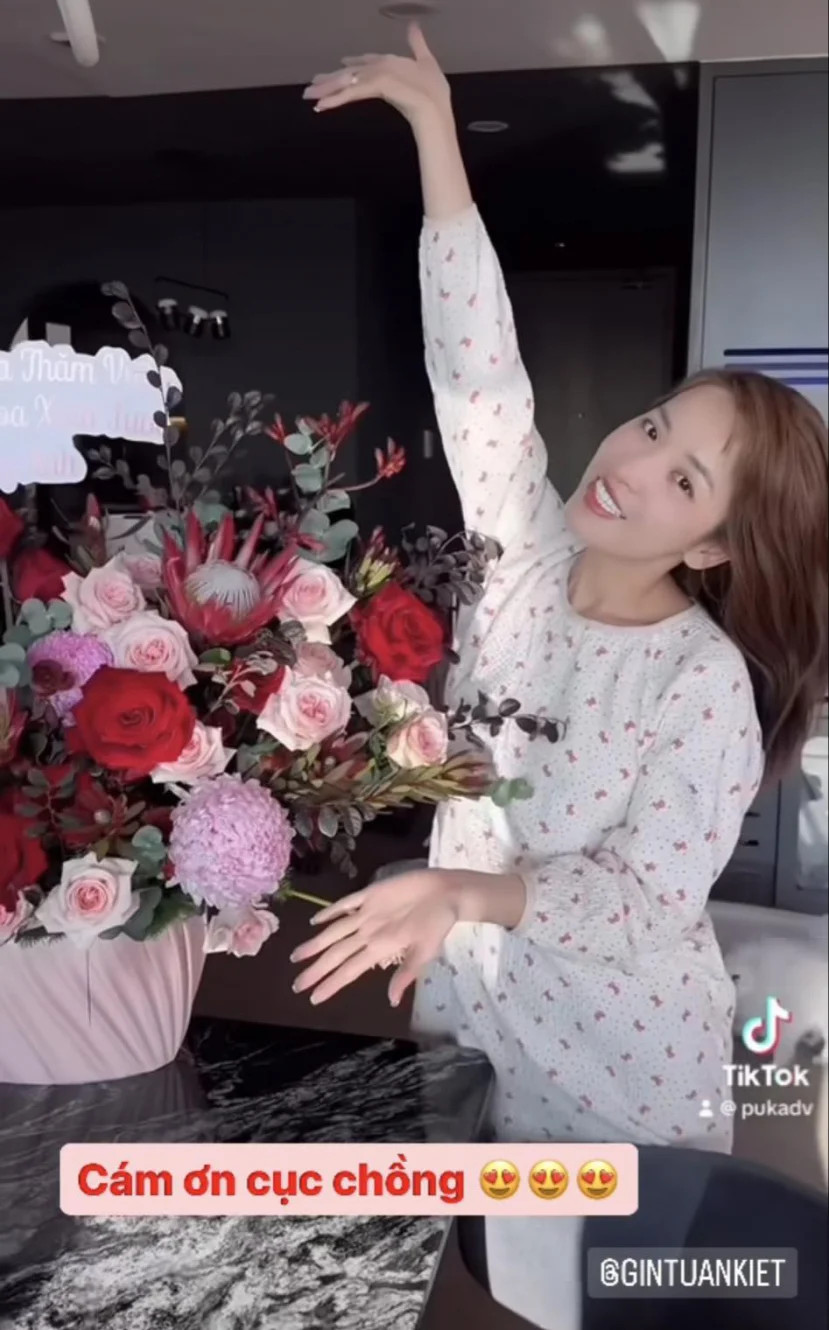 Gin Tuấn Kiệt tạo bất ngờ đã đặt giỏ hoa to kèm lời nhắn siêu dễ thương cho Puka