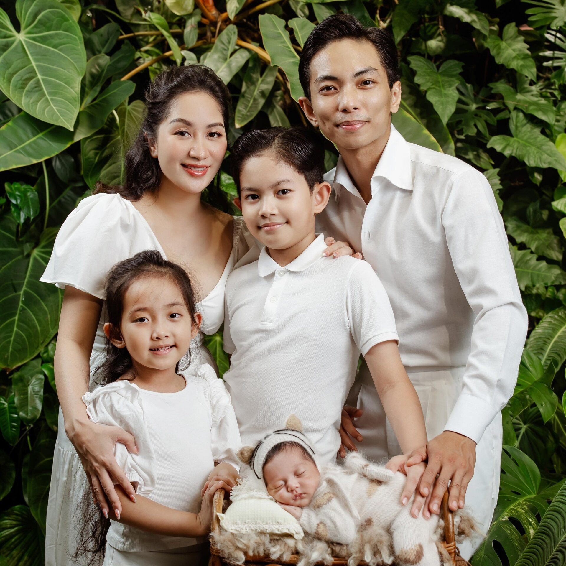 Vợ chồng Khánh Thi - Phan Hiển bên các con