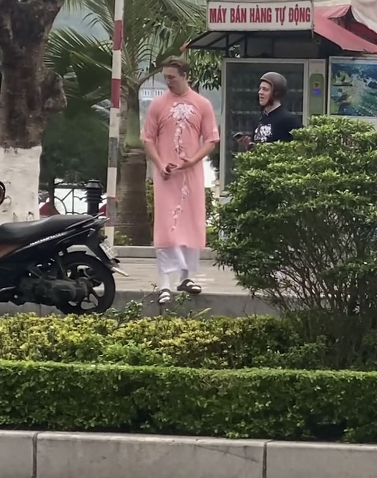 Xuất hiện 2 anh Tây cao to mặc áo dài hồng phấn của các cụ bà U60 khiến netizen cười ngất