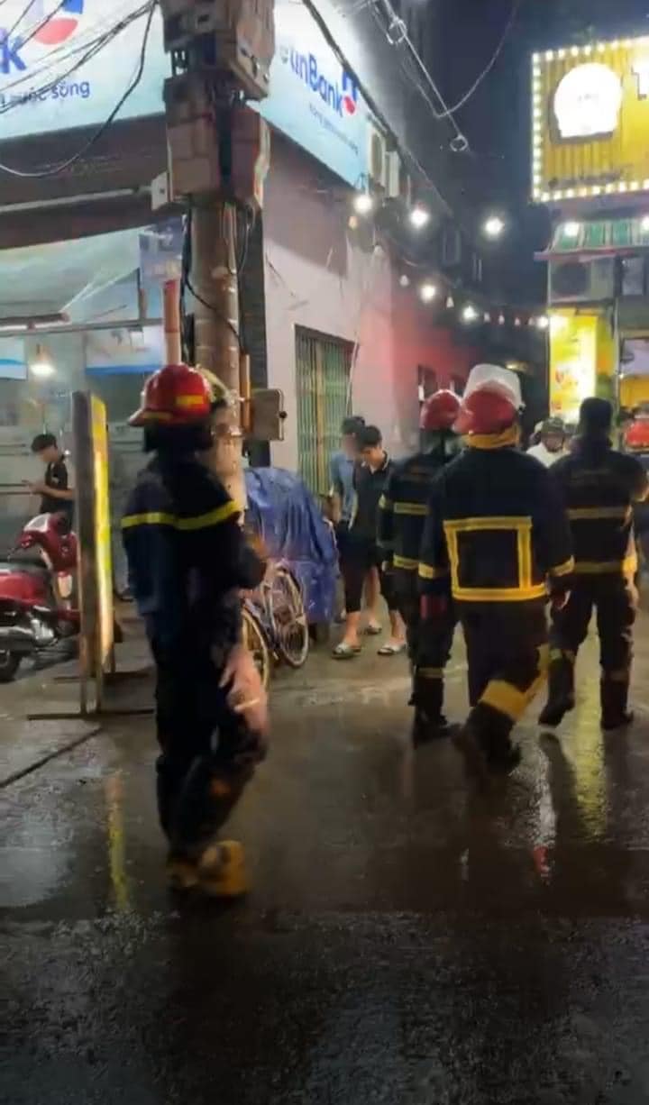 Lực lượng cứu hộ được huy động đến hiện trường ngay khi đám cháy xảy ra