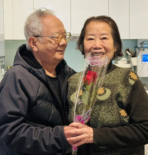 Ông cụ 85 tuổi yêu cụ bà 80 tuổi quen qua mạng, set lịch gặp nhau mỗi tuần ngọt ngào giới trẻ không theo kịp - ảnh 4