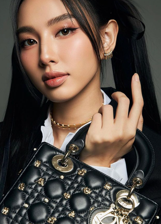 Hoa hậu Thùy Tiên “cưa sừng làm nghé” khoe nhan sắc ngày càng thăng hạng, netizen gọi tên Jisoo (BLACKPINK) vì quá giống - ảnh 2