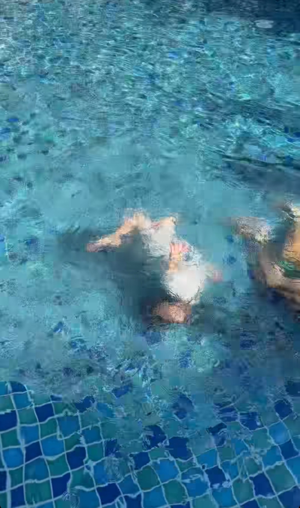 Con trai Hồ Ngọc Hà 3 tuổi lộ thiên phú bơi lội đặc biệt, xoay vài vòng dưới nước không ai hỗ trợ? - ảnh 3