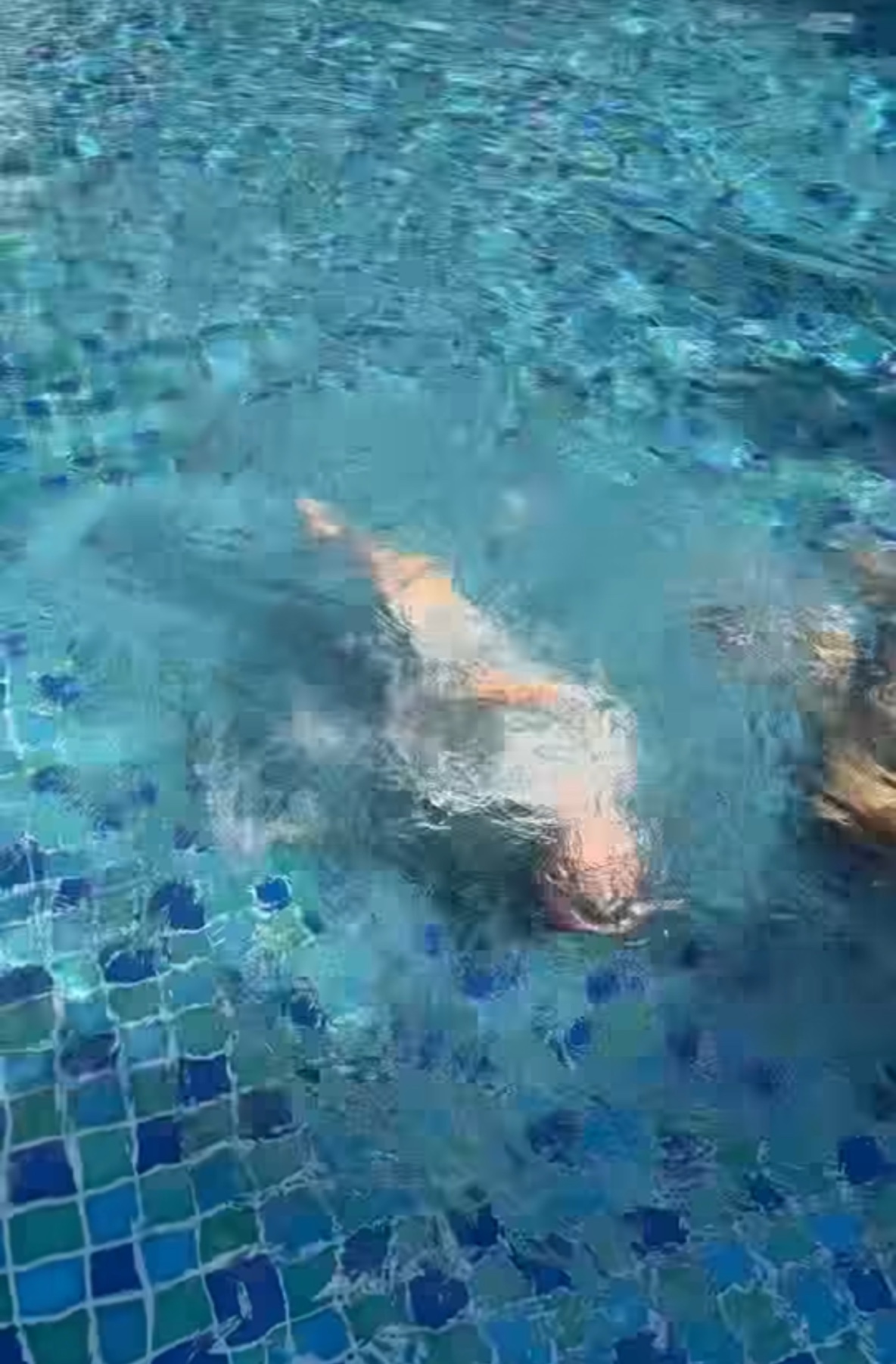 Con trai Hồ Ngọc Hà thể hiện được khả năng bơi điêu luyện.