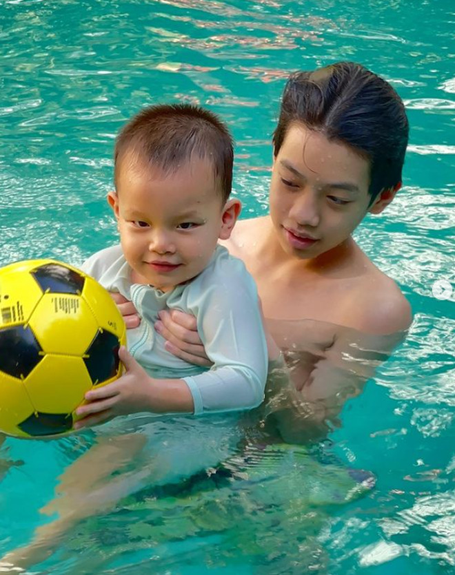 Con trai Hồ Ngọc Hà 3 tuổi lộ thiên phú bơi lội đặc biệt, xoay vài vòng dưới nước không ai hỗ trợ? - ảnh 5
