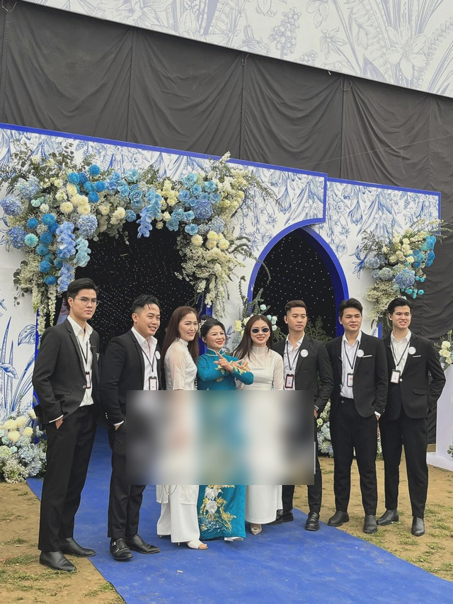 Mẹ Quang Hải ăn mặc chỉnh tề tiếp đón họ hàng có mặt tại rạp cưới.