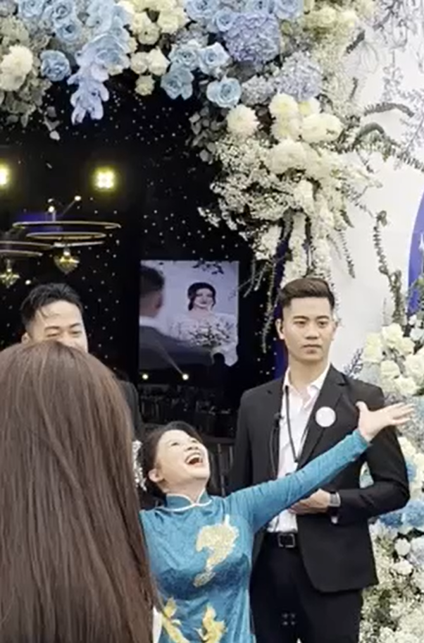 Mẹ Quang Hải tạo dáng “khó đỡ” trong đám cưới con trai, Chu Thanh Huyền bị mẹ chồng chiếm sóng? - ảnh 4