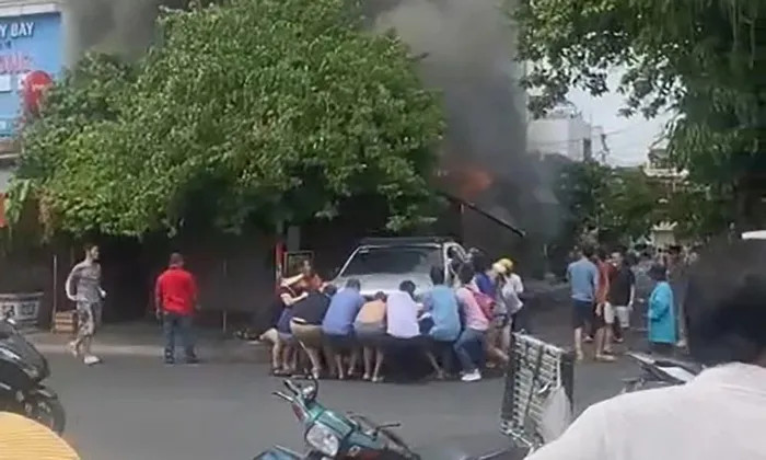 Hiện trường 20 người dân hô hào, đẩy xe ô tô khỏi đám cháy quán cà phê TPHCM