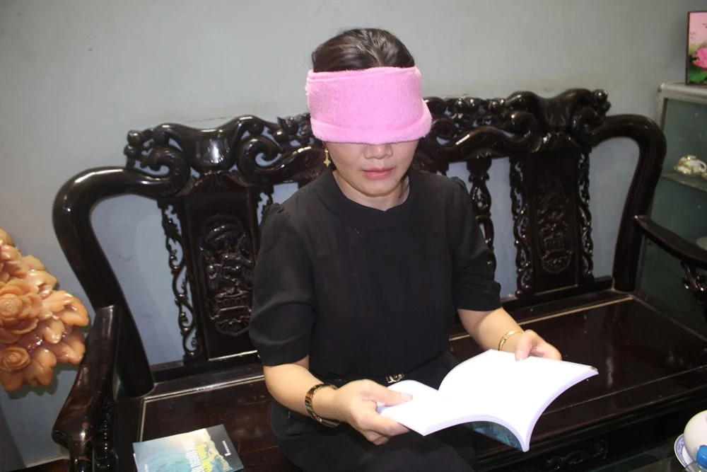 Người phụ nữ có khả năng nhìn khi bị bịt mắt ở Việt Nam