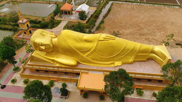Chùa Vàm Ray ở Trà Vinh gây ấn tượng với du khách bởi tượng Phật Thích Ca nhập Niết bàn kích thước lớn