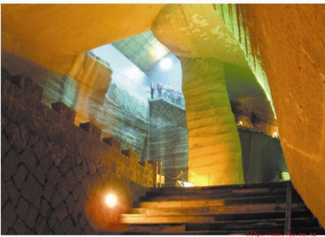 Hang Long Du là một hệ thống gồm 24 hang động nhân tạo khổng lồ ở Trung Quốc có niên đại ít nhất 2000 năm.