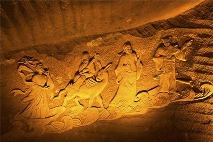 Bên trong hang động có nhiều vết đục và những tác phẩm chạm khắc nghệ thuật.