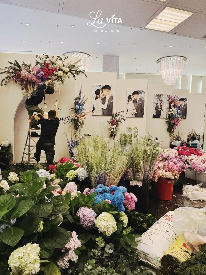 Hé lộ không gian đám cưới Quang Hải tại khách sạn 5 sao ngập tràn hoa tươi trải dài