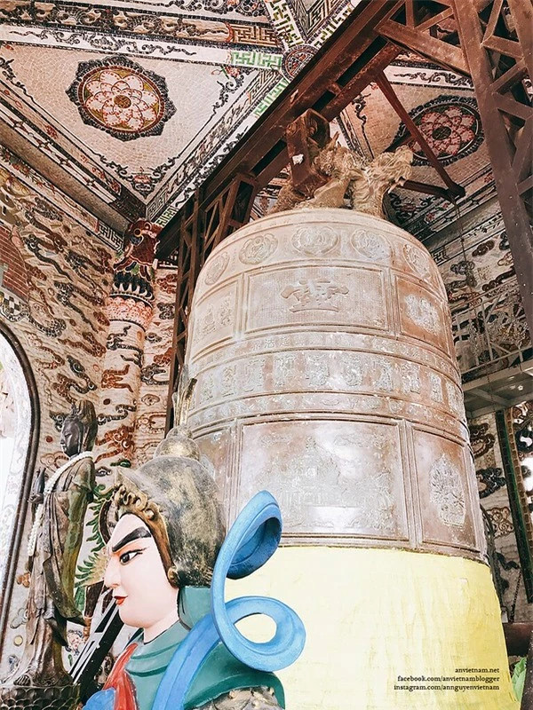 Chuông Đại Hồng Chung cao 4,3m, nặng 8,5 tấn là chuông lớn thứ hai tại Việt Nam, chỉ sau chuông chùa Bái Đính ở Ninh Bình.