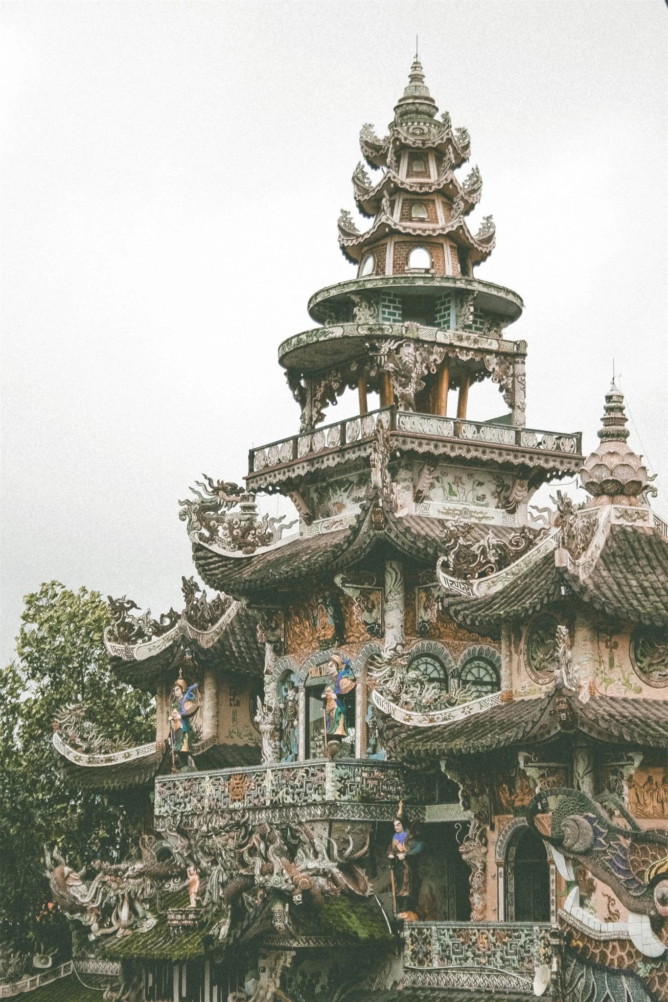 Chùa Ve Chai là ngôi chùa khảm chai, sành nắm giữ nhiều kỷ lục nhất.
