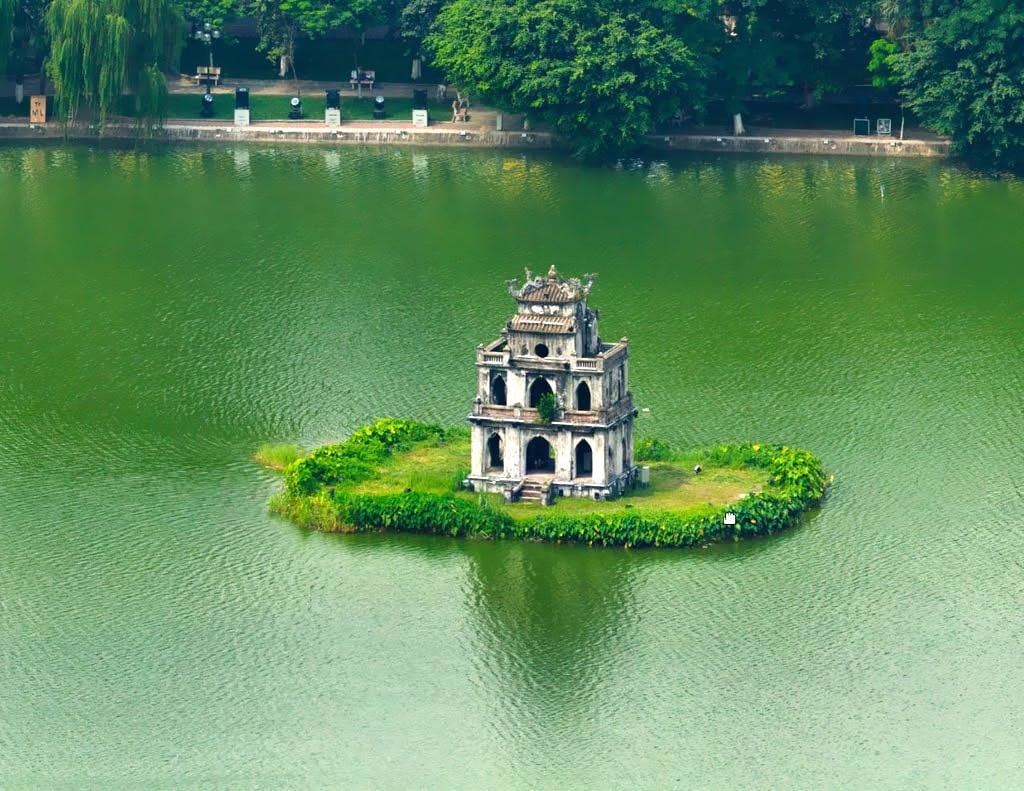 Hồ Gươm biểu tượng đã quá quen thuộc với người dân Việt Nam