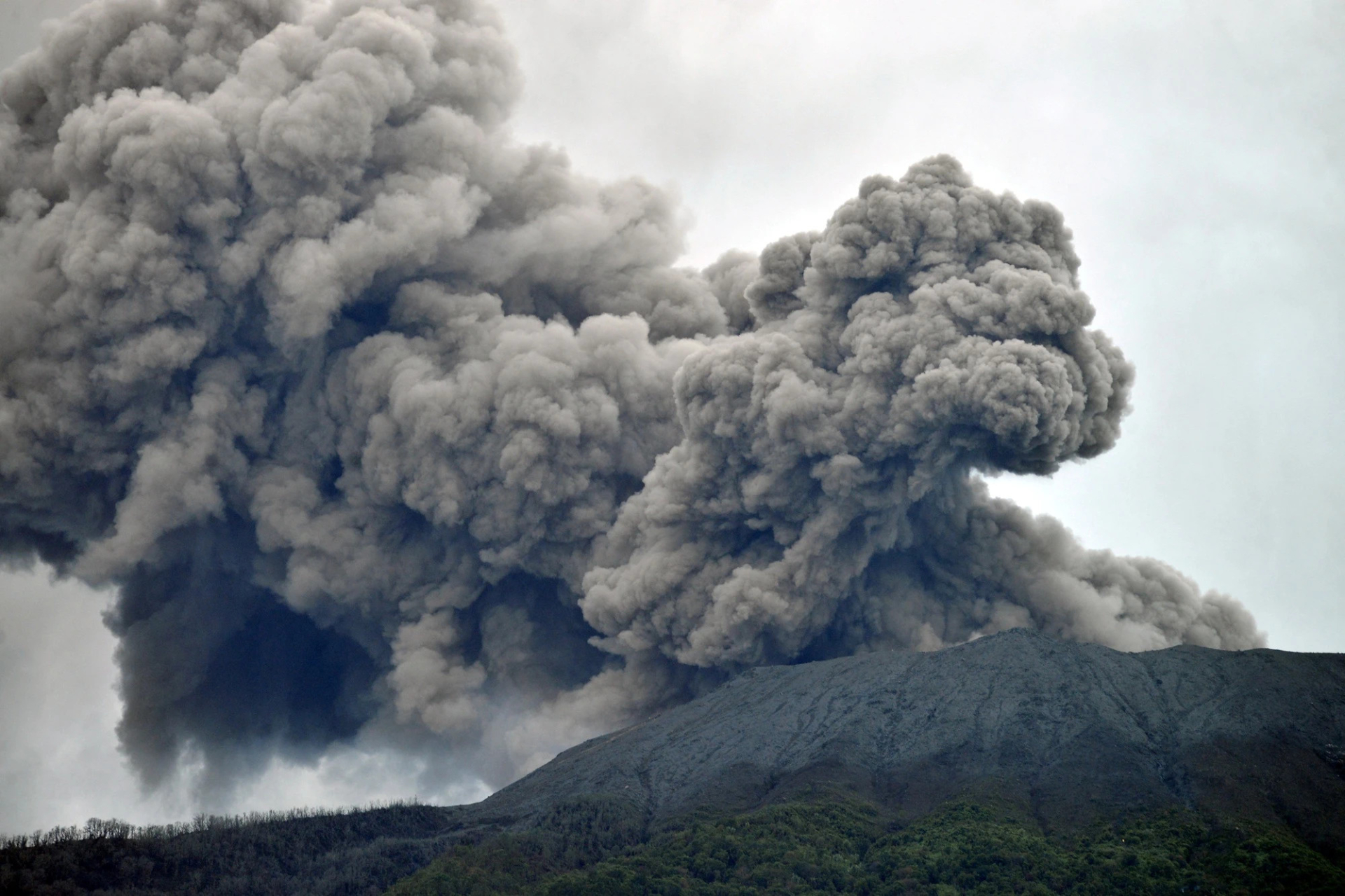Núi lửa Sinabung trên đảo Sumatra của Indonesia đã phun trào