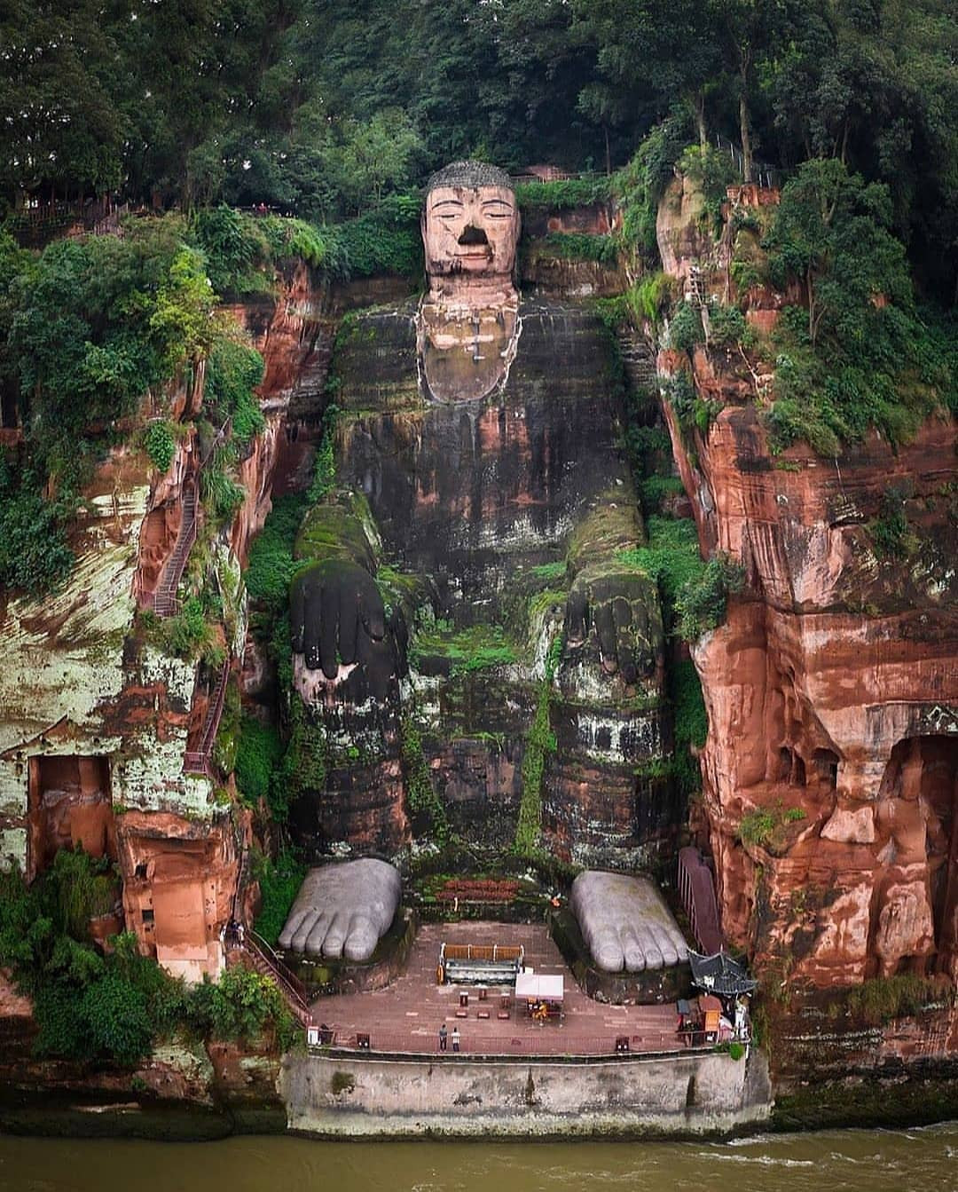 Lạc Sơn Đại Phật là bức tượng đá lớn nhất thế giới