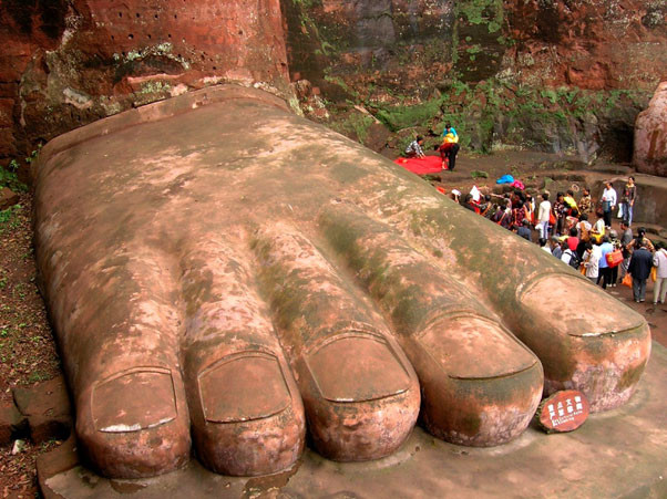 Bàn chân tượng Phật Lạc Sơn có thể chứa khoảng 100 người ngồi lên.