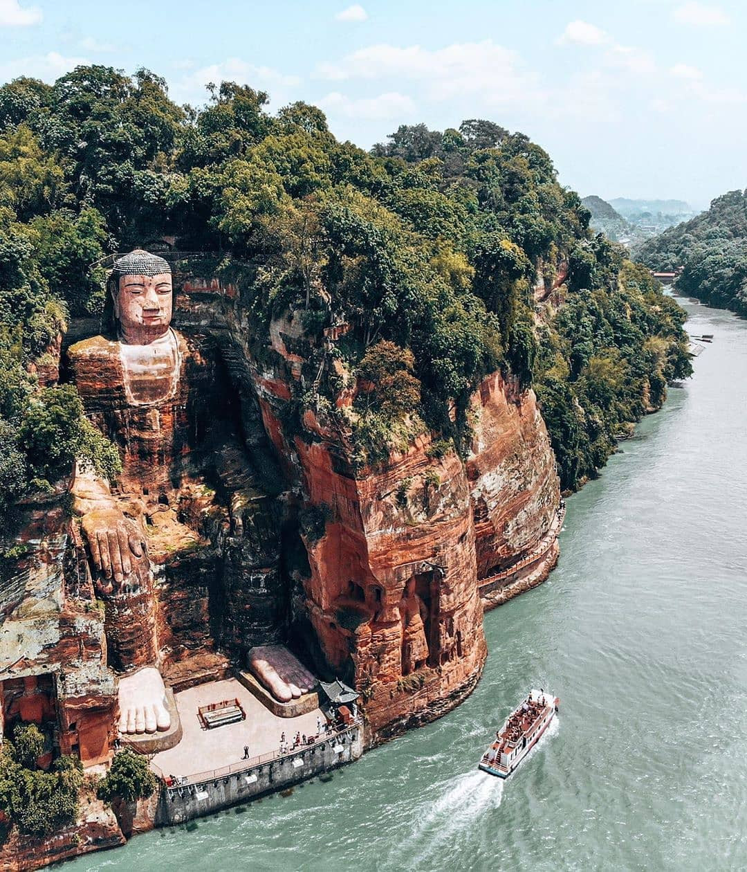 Lạc Sơn Đại Phật có chiều cao 71 m nằm trong núi Lăng Vân, đoạn giao giữa ba sông tỉnh Tứ Xuyên, Trung Quốc.