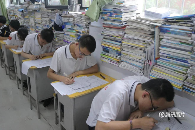 Tới kỳ thi đại học, sinh lớp 12 ở Trung Quốc gấp rút ôn tập không kể ngày đêm
