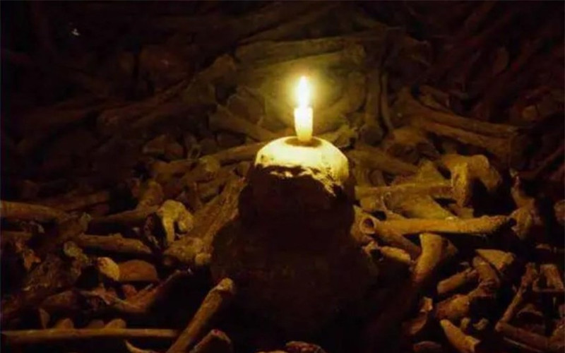 Bên trong mộ còn có những chiếc đèn được gọi là ngọn đèn vĩnh cửu.