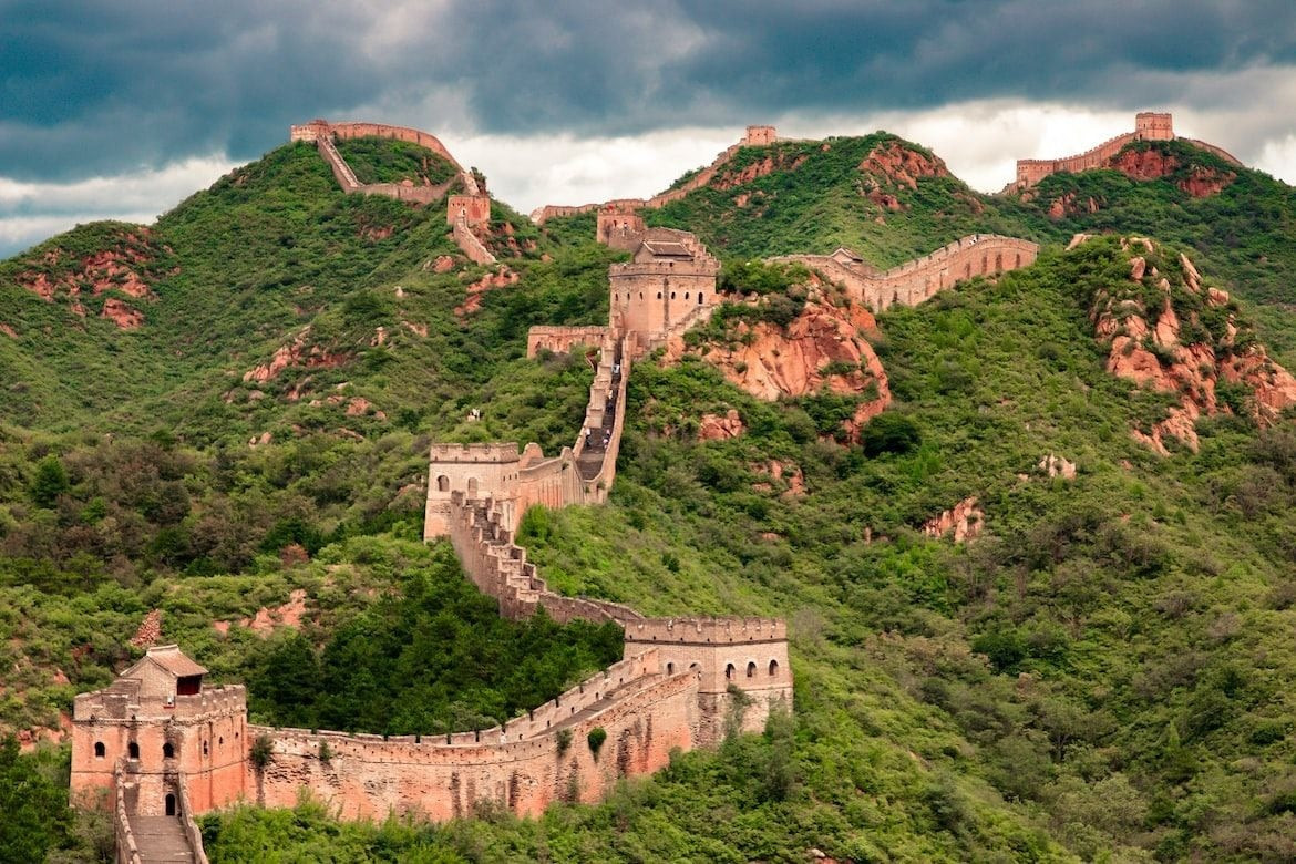Vạn Lý Trường Thành là một hệ thống tường thành lịch sử nổi tiếng tại Trung Quốc