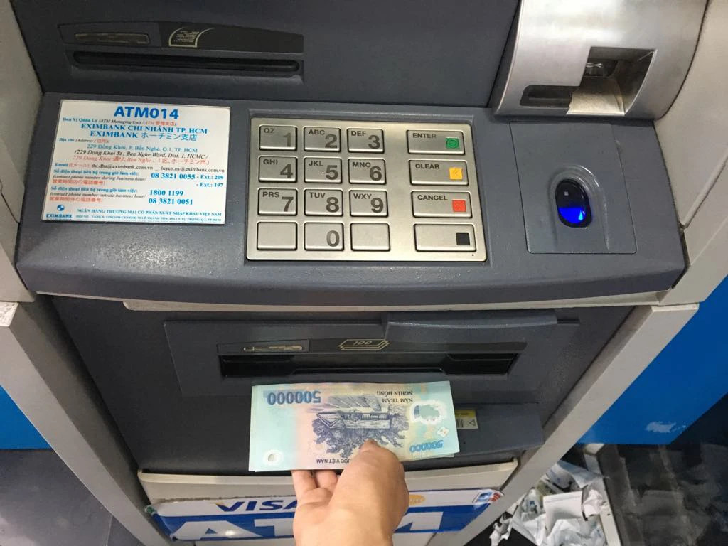 Một cây ATM có chứa bao nhiêu tiền là thắc mắc của nhiều người