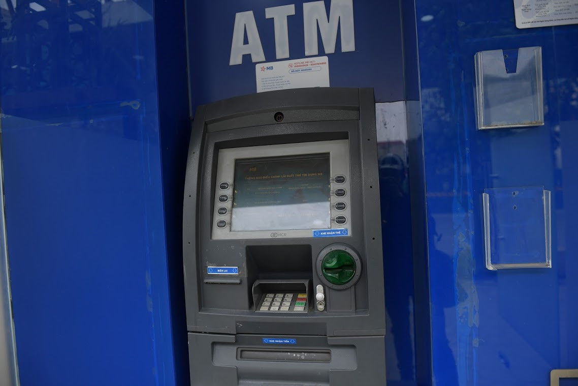 ATM là viết tắt tiếng anh của cụm từ Automated Teller Machine có nghĩa là “Máy rút tiền tự động”.