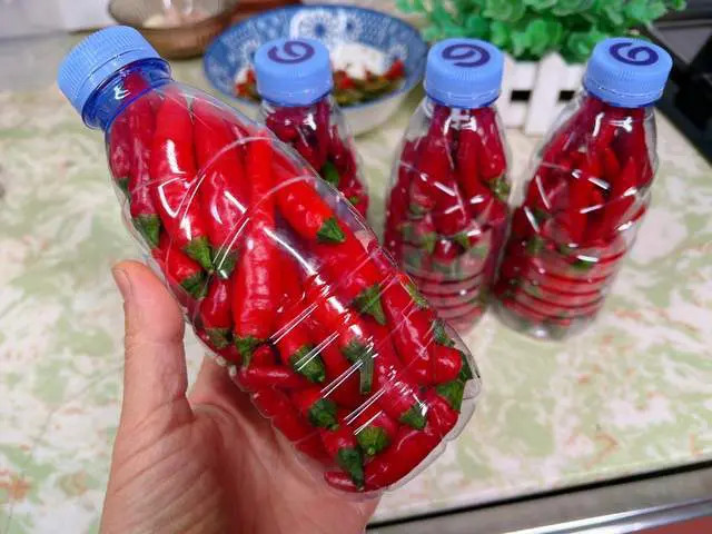 Dùng các loại chai nhựa để bảo quản ớt trong tủ lạnh.