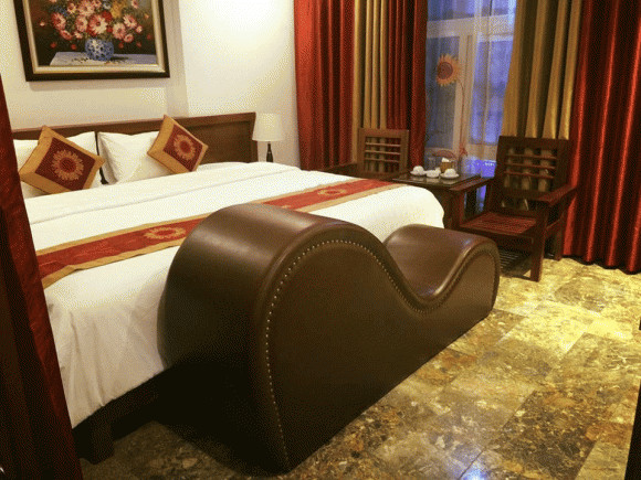 Khách sạn, nhà nghỉ có một chiếc ghế đặc biệt “uốn lượn”, nó có công dụng gì? - ảnh 1