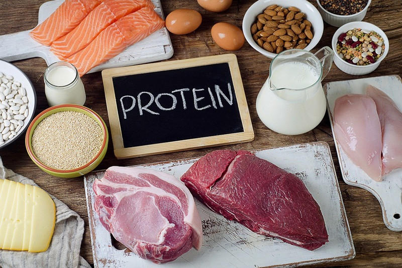 Chế độ ăn uống không đủ protein có thể dẫn đến tóc phát triển bất thường như mỏng, dễ gãy, rụng